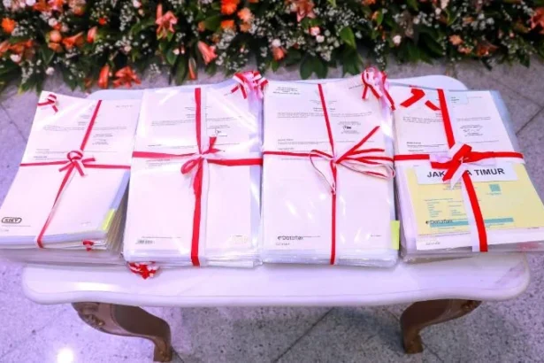 Pemprov DKI Jakarta menerima 499 sertifikat tanah senilai Rp22,2 triliun sebagai kado HUT Jakarta ke-499.