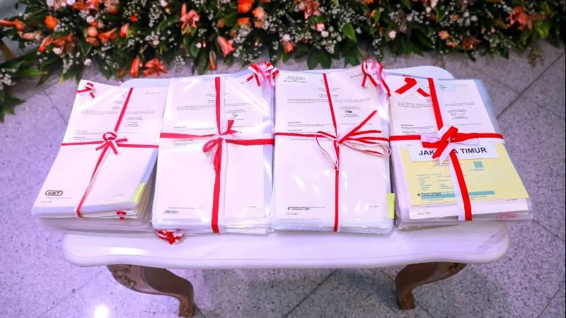 Pemprov DKI Jakarta menerima 499 sertifikat tanah senilai Rp22,2 triliun sebagai kado HUT Jakarta ke-499.