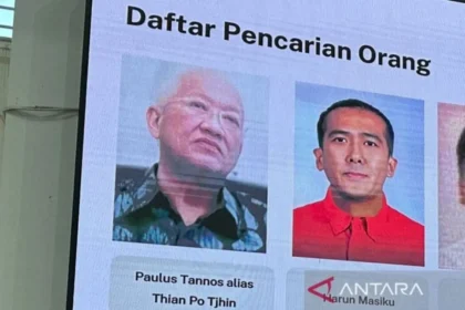 Foto Paulus Tannos (kiri) yang telah dimasukkan ke dalam daftar pencarian orang (DPO) sejak 19 Oktober 2021 saat ditampilkan pimpinan Komisi Pemberantasan Korupsi, di Gedung Juang, Jakarta, Rabu (6/8/2025).