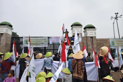 Koalisi Nasional Reforma Agraria menggeruduk Gedung DPR RI pada Senin, 22 Juni 2026.