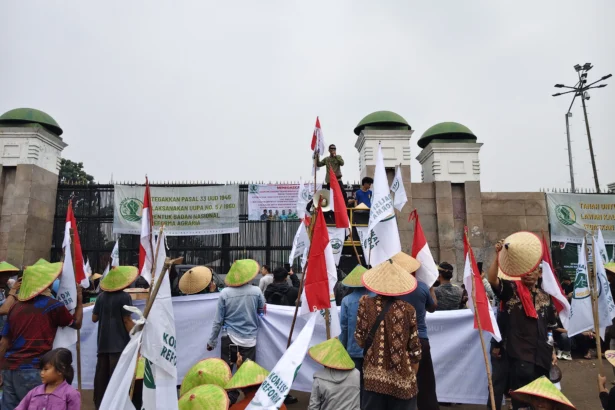 Koalisi Nasional Reforma Agraria menggeruduk Gedung DPR RI pada Senin, 22 Juni 2026.