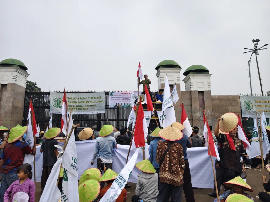 Koalisi Nasional Reforma Agraria menggeruduk Gedung DPR RI pada Senin, 22 Juni 2026.