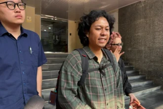 Koordinator Kontras Dimas Bagus Arya menjalani pemeriksaan di Polda Metro Jaya mengenai laporan model B oleh TAUD atas kasus penyiraman air keras terhadap Andrie Yunus, 17 Juni 2026.