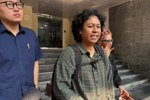 Koordinator Kontras Dimas Bagus Arya menjalani pemeriksaan di Polda Metro Jaya mengenai laporan model B oleh TAUD atas kasus penyiraman air keras terhadap Andrie Yunus, 17 Juni 2026.