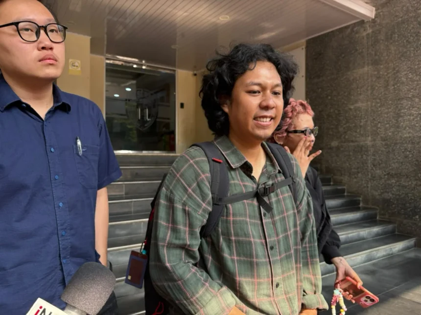 Koordinator Kontras Dimas Bagus Arya menjalani pemeriksaan di Polda Metro Jaya mengenai laporan model B oleh TAUD atas kasus penyiraman air keras terhadap Andrie Yunus, 17 Juni 2026.