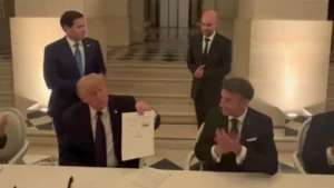 Presiden AS Donald Trump teken kesepakatan perdamaian dengan Iran disaksikan Presiden Prancis Emmanuel Macron.