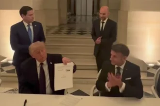 Presiden AS Donald Trump teken kesepakatan perdamaian dengan Iran disaksikan Presiden Prancis Emmanuel Macron.