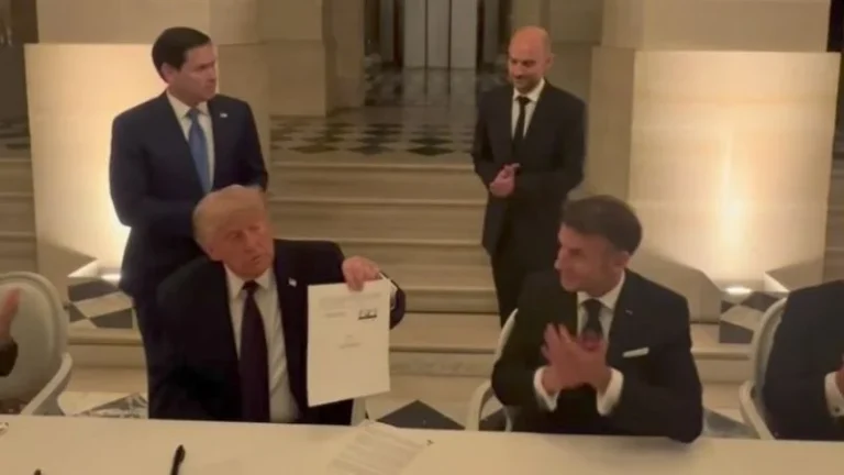 Presiden AS Donald Trump teken kesepakatan perdamaian dengan Iran disaksikan Presiden Prancis Emmanuel Macron.