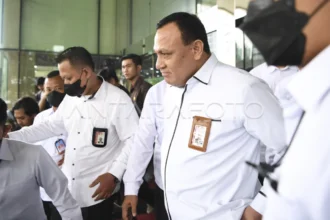 Ketua Komisi Pemberantasan Korupsi (KPK) Firli Bahuri (kanan) berjalan menuju mobilnya usai memenuhi panggilan Dewan Pengawas (Dewas) KPK di Gedung Pusat Edukasi Antikorupsi KPK (ACLC), Jakarta, Senin (20/11/2023).