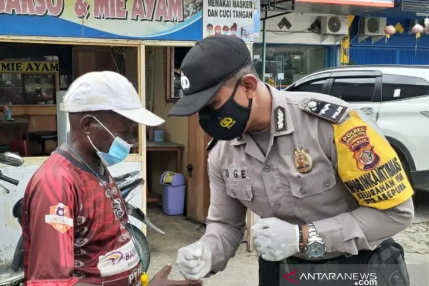 Bhabinkamtibmas Kelurahan Vim Aipda Oge sedang menyapa warga di wilayahnya.