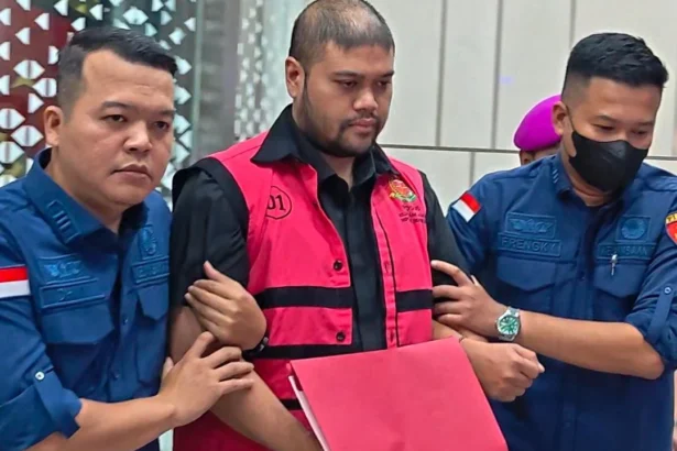 Ketua Yayasan Indonesia Food Security Review Glory Harimas Sihombing ditetapkan sebagai tersangka baru kasus korupsi MBG.