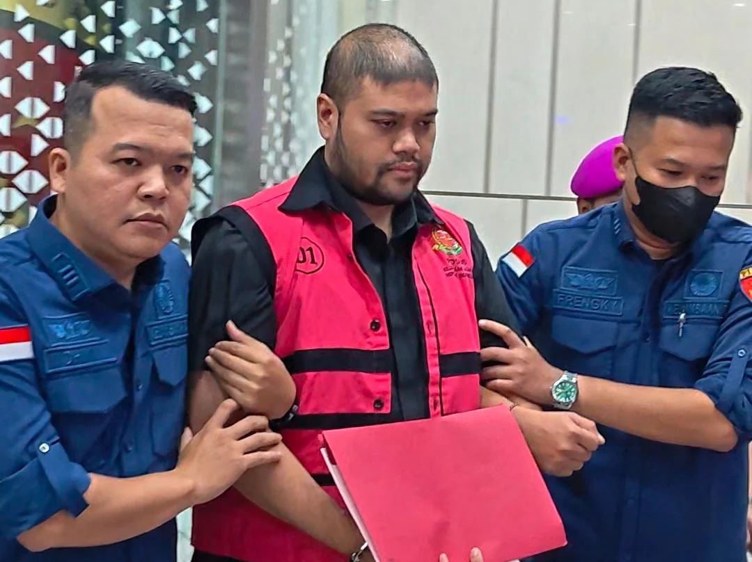 Ketua Yayasan Indonesia Food Security Review Glory Harimas Sihombing ditetapkan sebagai tersangka baru kasus korupsi MBG.