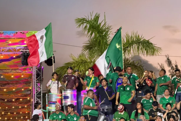 Pendukung Meksiko yang berada di kota Cancun