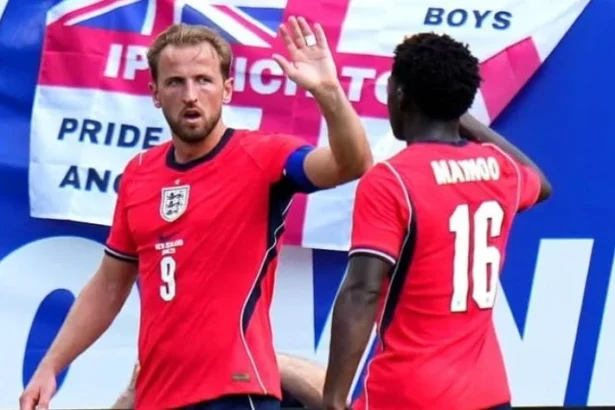 Penyerang Timnas Inggris Hary Kane (kiri).