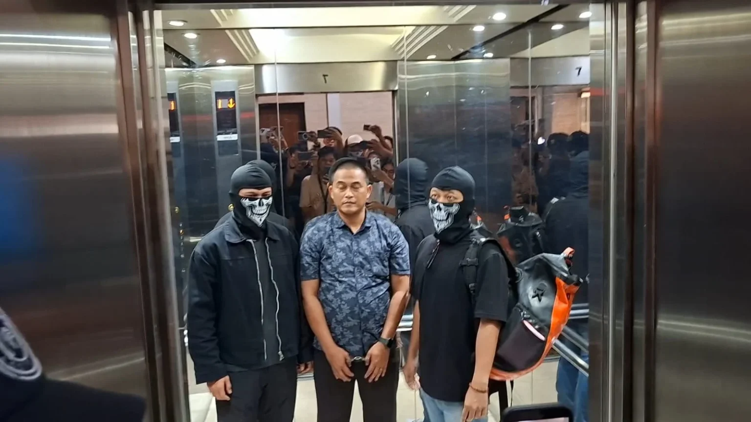 Penampakan eks anggota Brimob Polda Kaltim, Dedy Wiratama, yang diamankan Bareskrim Polri dengan tangan terborgol. (Foto; Owrite/Rahmat Baihaqi)