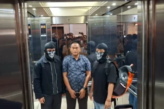 Penampakan eks anggota Brimob Polda Kaltim, Dedy Wiratama, yang diamankan Bareskrim Polri dengan tangan terborgol. (Foto; Owrite/Rahmat Baihaqi)