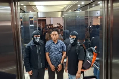 Penampakan eks anggota Brimob Polda Kaltim, Dedy Wiratama, yang diamankan Bareskrim Polri dengan tangan terborgol. (Foto; Owrite/Rahmat Baihaqi)