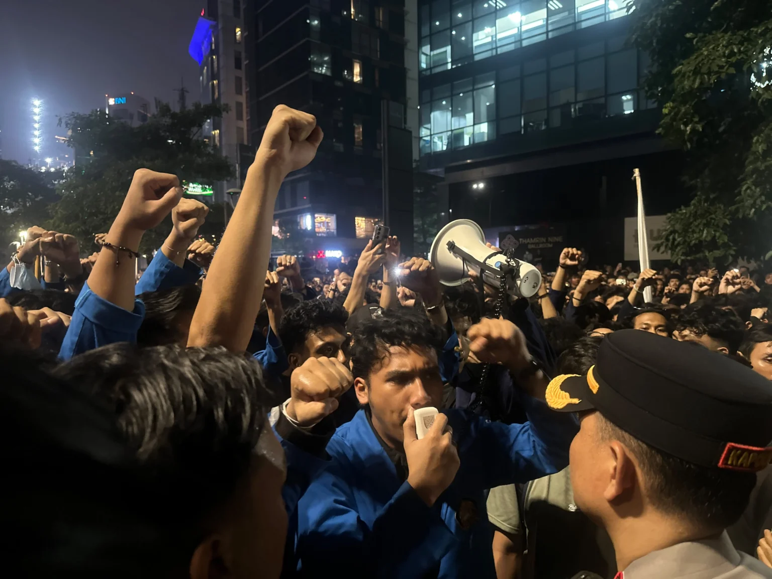 Mahasiswa berhadapan dengan polisi dalam aksi 'Menuju Indonesia Bangkrut', 12 Juni 2026, di Jakarta.