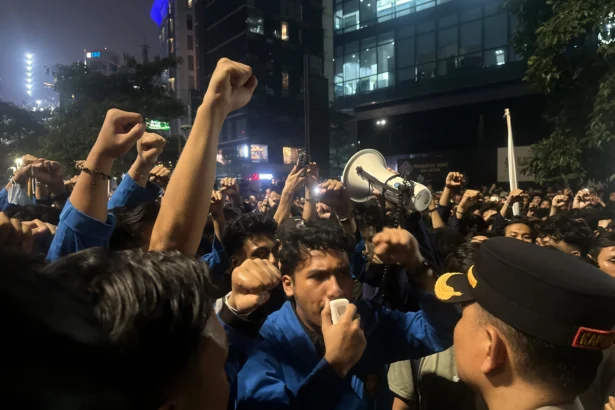Mahasiswa berhadapan dengan polisi dalam aksi 'Menuju Indonesia Bangkrut', 12 Juni 2026, di Jakarta.