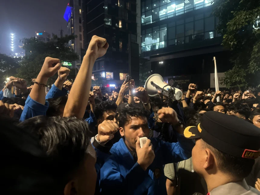 Mahasiswa berhadapan dengan polisi dalam aksi 'Menuju Indonesia Bangkrut', 12 Juni 2026, di Jakarta.