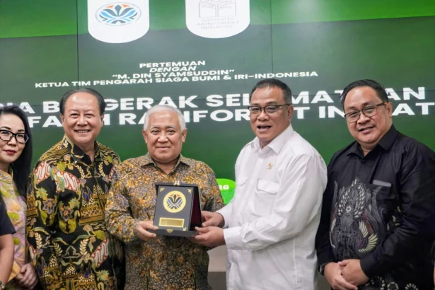 Menteri Lingkungan Hidup Moh Jumhur Hidayat bersama Gerakan Siaga Bumi dan Interfaith Rainforest Initiative Indonesia.