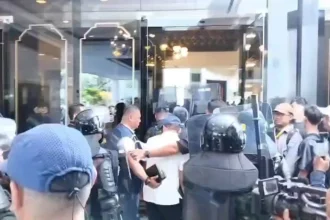 Petugas gabungan menerobos masuk saat melakukan eksekusi penyitaan Hotel Sultan