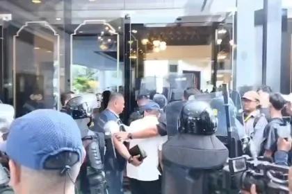 Petugas gabungan menerobos masuk saat melakukan eksekusi penyitaan Hotel Sultan