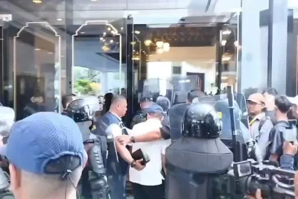 Petugas gabungan menerobos masuk saat melakukan eksekusi penyitaan Hotel Sultan