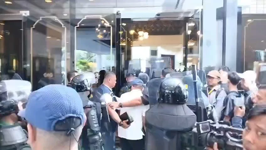 Petugas gabungan menerobos masuk saat melakukan eksekusi penyitaan Hotel Sultan