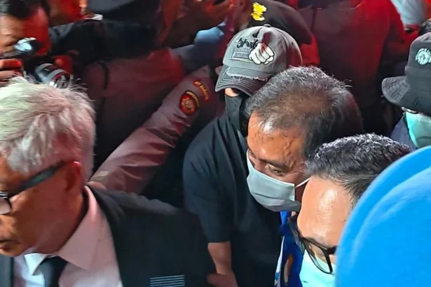 Roy Suryo digelandang menuju mobil tahanan di Polda Metro Jaya, 19 Juni 2026.