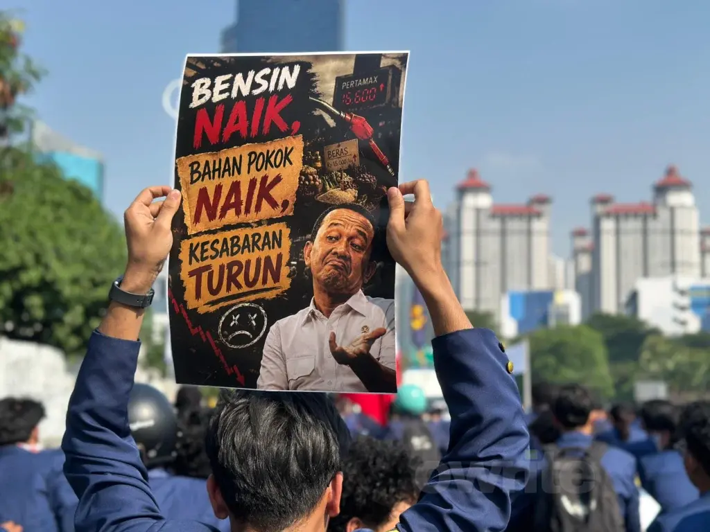 Massa dalam demonstrasi di depan gedung DPR, 19 Juni 2026.