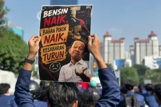 Massa dalam demonstrasi di depan gedung DPR, 19 Juni 2026.