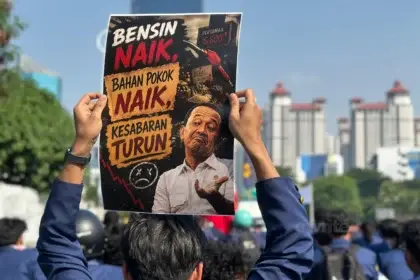 Massa dalam demonstrasi di depan gedung DPR, 19 Juni 2026.