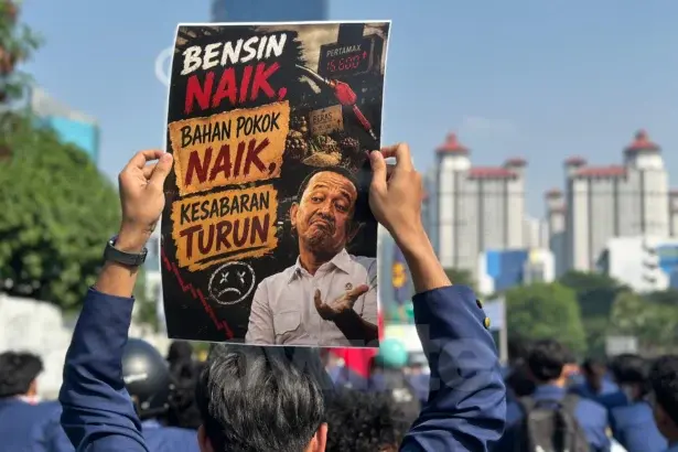 Massa dalam demonstrasi di depan gedung DPR, 19 Juni 2026.