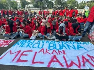 Massa aksi dari Universitas Mercu Buana berdemonstrasi di depan kantor DPR, 19 Juni 2026.
