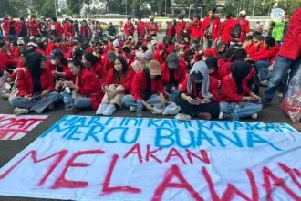 Massa aksi dari Universitas Mercu Buana berdemonstrasi di depan kantor DPR, 19 Juni 2026.