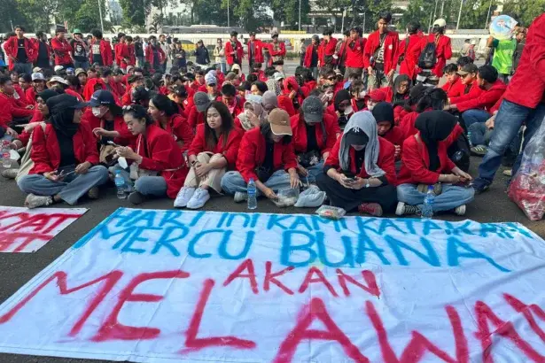 Massa aksi dari Universitas Mercu Buana berdemonstrasi di depan kantor DPR, 19 Juni 2026.