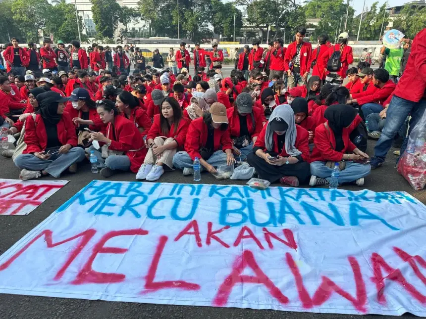 Massa aksi dari Universitas Mercu Buana berdemonstrasi di depan kantor DPR, 19 Juni 2026.