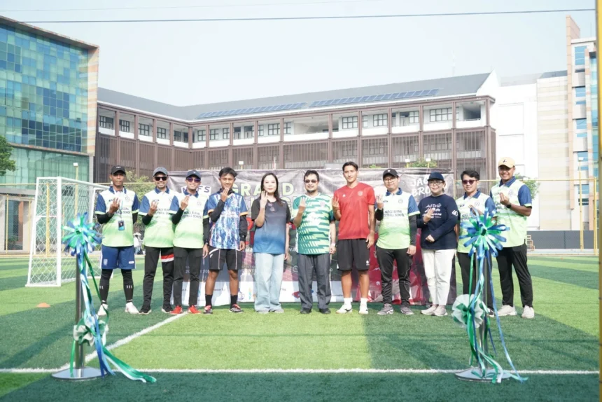 Mantan pemain Timnas Indonesia U-19 Jack Brown memberika stimulus kepada pemain muda saat pembukaan MBFS di Universitas Mercu Buana. (Sumber: Dok. Mercu Buana)