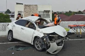 Kecelakaan beruntun melibatkan tiga unit mobil di Tol Becakayu. (Sumber: Istimewa)