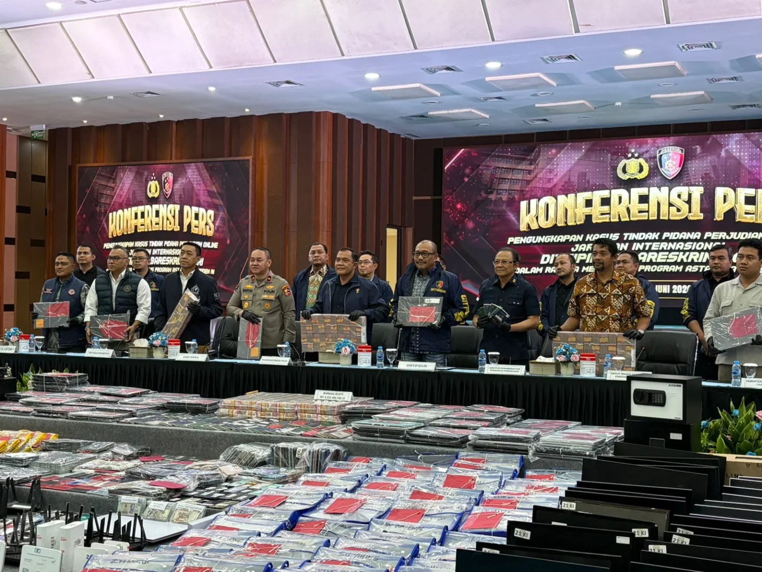 Penampakan barang bukti sindikat judol jaringan internasional di Hayam Wuruk dipamerkan Polri