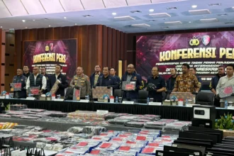 Penampakan barang bukti sindikat judol jaringan internasional di Hayam Wuruk dipamerkan Polri