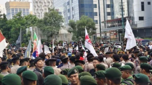 Masa aksi mahasiswa tertahan TNI-POLRI di kawasan Dukuh Atas. (Sumber: Owrite/Rahmat Baihaqi)