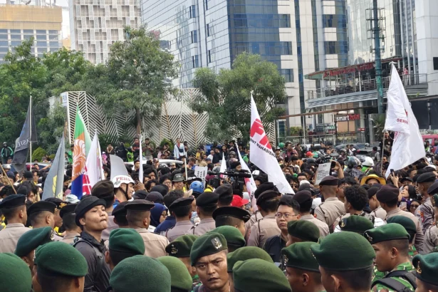 Masa aksi mahasiswa tertahan TNI-POLRI di kawasan Dukuh Atas. (Sumber: Owrite/Rahmat Baihaqi)