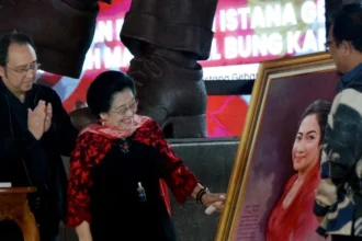 Ketua Umum PDIP Megawati Soekarnoputri didampingi Ketua DPP PDIP Muhammad Prananda Prabowo (kiri) saat buka Museum Istana Gebang di Blitar, Jawa Timur.