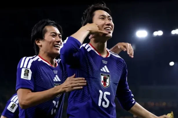 Pemain Timnas Jepang lakukan selebrasi usai cetak gol ke gawang Tunisia.