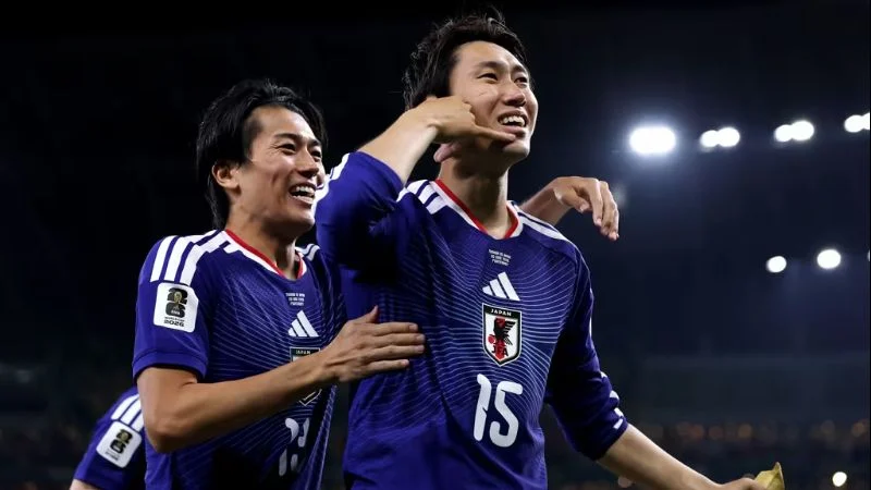 Pemain Timnas Jepang lakukan selebrasi usai cetak gol ke gawang Tunisia.