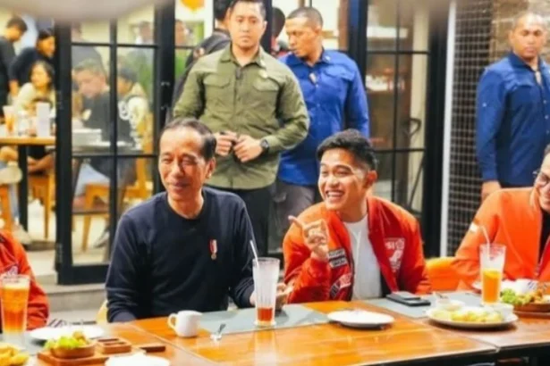Presiden ke-7 RI Jokowi saat bersama kader PSI termasuk Ketua Umum PSI Kaesang Pangarep.