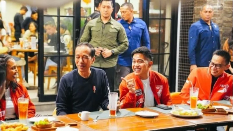 Presiden ke-7 RI Jokowi saat bersama kader PSI termasuk Ketua Umum PSI Kaesang Pangarep.