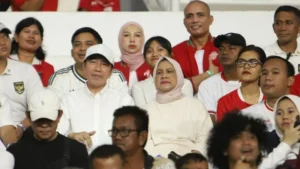 Presiden ke-7 RI Joko Widodo atau Jokowi dan Iriana saat nonton laga Semifinal Timnas U-19 vs Australia di Medan.